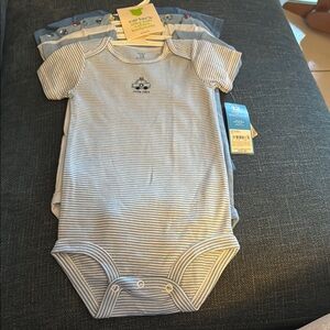 Carter’s Boy’s bodysuits/onesies set of 5